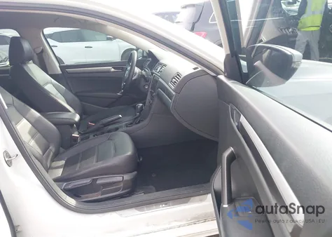 2018 Volkswagen Passat 2.0T R-Line/2.0T S z USA, uszkodzony, nr VIN 1VWAA7A34JC018629